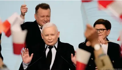  ?? Bild: Czarek Sokolowski/AP/picture alliance ?? PiS-Chef Jaroslaw Kaczynski (im Vordergrun­d) am Wahlabend in Warschau