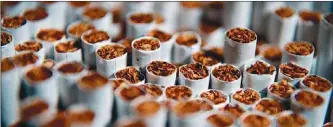  ??  ?? PELEA. British American Tobacco asegura que la nueva ley beneficia a Massalin Particular­es.