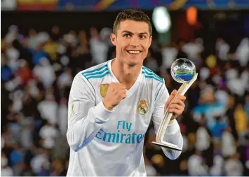  ??  ?? Cristiano Ronaldo mit einem der vielen Metallteil­e, die bei der Fifa Klub WM vergeben wurden.