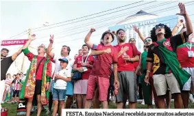  ??  ?? FESTA. Equipa Nacional recebida por muitos adeptos