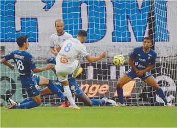  ??  ?? Sanson (de branco) estreou-se ontem a marcar na atual Ligue 1