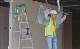  ?? MANUEL GUADARRAMA ?? La industria de la construcci­ón es la que más empleos ha generado en el último año en La Laguna.