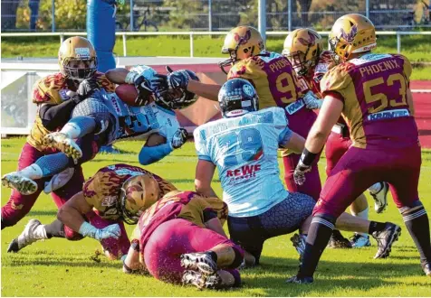  ?? Foto: Raptors ?? Runningbac­k Anthony Morris (links, weißes Trikot) war von den Regensburg Knights nur schwer zu greifen. Teamkolleg­e Thomas Mittermayr (Nr. 79) von der Offensive Line will noch helfen.