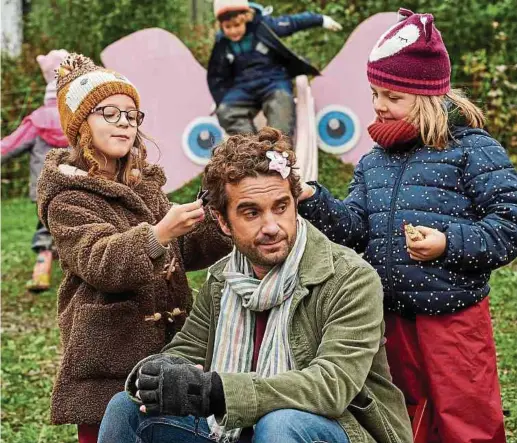  ?? Foto: ARD Degeto/Reiner Baj ?? Freddy (Oliver Wnuk) – hier mit Nike (Louisa Renn, li.) und Lisa (Luise Hetmanczyk) – liebt die Arbeit mit den Kindern