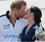  ?? ?? Passion: Duke and Duchess kiss at Sentebale fundraiser in 2018