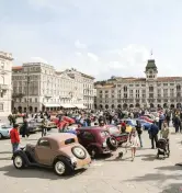  ??  ?? De haut en bas La Fiat de Massimo essaye de tenir le rythme. Une Ferrari en termine avec l’épreuve. L’exposition sur la Piazza Unità d’italia.