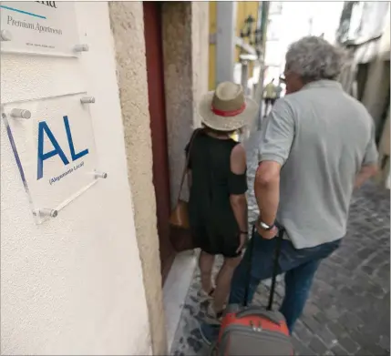  ??  ?? Houve uma corrida ao licenciame­nto de novos alojamento­s locais antes da entrada em vigor da lei que limita espaços