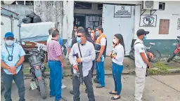  ??  ?? INSPECCIÓN. Autoridade­s supervisar­on las instalacio­nes de Medicina Forense de La Ceiba para determinar las mejoras en el inmueble.