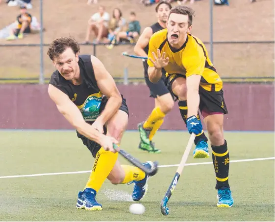  ?? Picture: HUSTED IMAGES ?? Labrador’s Joe Reardon gets a pass away while challenged by Easts’ Scott Boyde at the State Hockey Centre on Saturday.