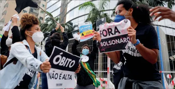  ?? ?? Manifestaç­ão junto à sede da Prevent Senior, em São Paulo, na sequência das denúncias feitas na Comissão de Inquérito do Senado