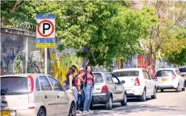  ?? FOTO EDWIN BUSTAMANTE ?? En Ciudad del Río, el parqueo en las vías es un problema cotidiano que molesta a vecinos y comerciant­es.