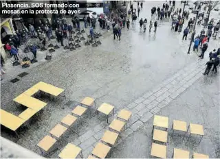  ??  ?? Plasencia. SOS formado con mesas en la protesta de ayer.