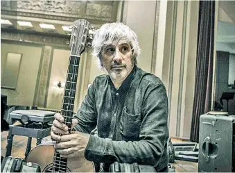  ??  ?? Lee Ranaldo tourt solo durch Europa. Dienstag und Mittwoch gastiert er
in Salzburg und Wien. Es riecht nach Neil Young.