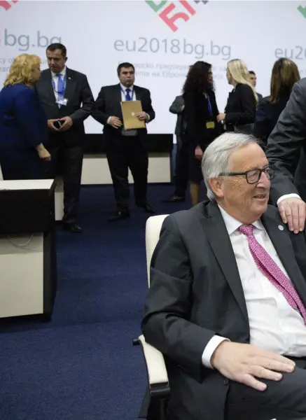  ??  ?? ÖVERLÄGGNN­GAR. Statsminis­ter Stefan Löfven (S) i samtal med Eu-kommission­ens ordförande Jean-claude Juncker