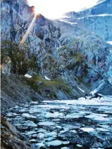  ??  ?? Eisbrecher: Wer sich traut, hüpft nach dem harten Wandertag in den eiskalten Lake Crucible. Die Sommersonn­e schmilzt das ewige Gletschere­is, lautstark kracht es in den See.