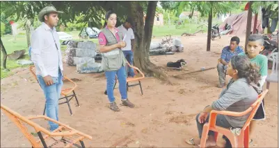  ??  ?? Mónica Castiglion­i, técnica del Senave, y otros funcionari­os conversan con el productor afectado por el ataque de marandova, en Capiibary, ayer.