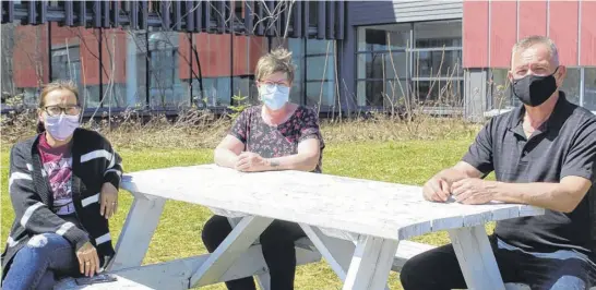  ?? ARDELLE REYNOLDS ■ CAPE BRETON POST ?? From left, Grade 1 teacher Ann Peck, early literacy and resource teacher Corinne Phillips, and Wagmatcook Chief Norman Bernard sit outside Wagmatcook­ewey School on Thursday. The teachers were preparing packages for their students, who are all doing at-home learning until May 23 due to a spike in COVID-19 cases in the community.