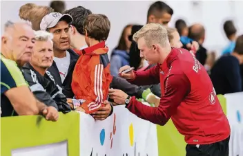  ?? FOTO: DPA ?? Dienst am Kunden: Julian Brandt bei den Leverkusen­er Fans im Trainingsl­ager Zell am See.