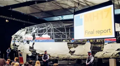  ??  ?? 15 mesi dopo La fusoliera ricostruit­a del Boeing della Malaysia Airlines, colpito nel luglio 2014, ieri alla presentazi­one del rapporto olandese sul disastro