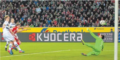  ?? FOTO: IMAGO ?? Thomas Müller erlöst sich selbst und den FC Bayern und erzielt gegen Mönchengla­dbach das Tor zum 1:0.