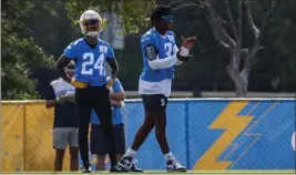  ?? RINGO H.W. CHIU – THE ASSOCIATED PRESS ?? Chargers safety Derwin James Jr., right, cheers on his teammates from the sideline.