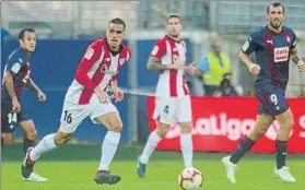  ?? FOTO: J. ECHEVERRÍA ?? En su regreso a Ipurua Dani García avanza con el balón en el duelo ante el Eibar