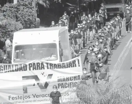  ?? / JESÚS ESCAMIROZA ?? La marcha salió de Teatro del Estado hacia la plaza Lerdo