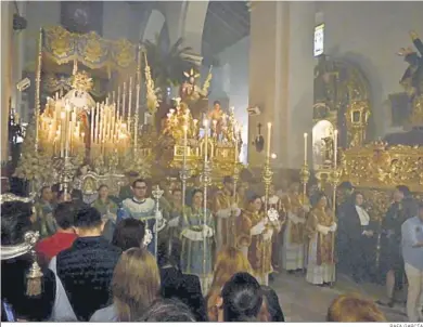  ?? RAFA GARCÍA ?? Acólitos ante los pasos de la Hermandad de la Borriquita en el interior de San Pedro.
Personas en el exterior de la Parroquia Cristo Sacerdote.