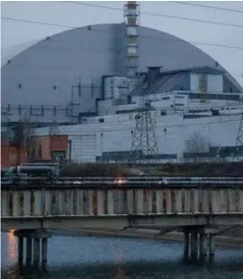  ?? © ?? De sarcofaag boven de ontplofte reactor in Tsjernobyl. reuters