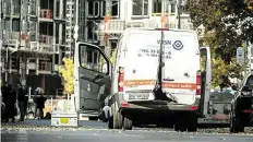  ?? DPA-BILD: VON JUTRCZENKA ?? Der Geldtransp­orter mit aufgebroch­enen Türen steht auf einer Straße in Berlin-Mitte.