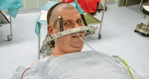  ?? Foto: Martin Glaser, oh ?? Ben Bargenda werden an der Uniklinik Mainz Hirnelektr­oden eingesetzt. Damit soll sein chronische­s Zittern behandelt werden. Mit Erfolg, wie sich schlussend­lich herausstel­len wird.