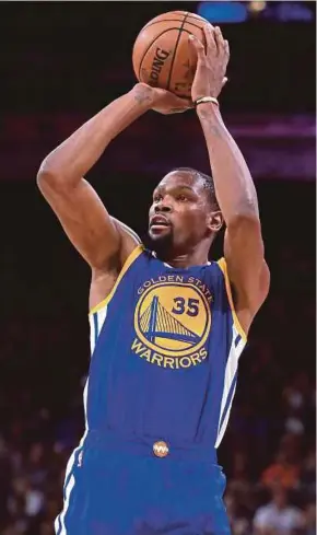  ?? AFP PIC ?? Kevin Durant’s Warriors are favoured to win the best-of-seven championsh­ip series against Cavaliers starting today.