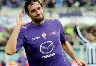  ??  ?? Luca Toni ai tempi della seconda esperienza in viola, nel 2013