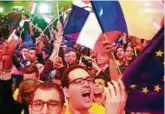  ??  ?? Im ersten Wahlgang hat sich Emmanuel Macron durchgeset­zt. Der -Jährige trat am Abend mit seiner Frau Brigitte (oben) vor seine feiernden Anhänger (rechts). Am . Mai tritt er in der Stichwahl gegen Marine Le Pen an (links). Fotos: dpa/rtr()