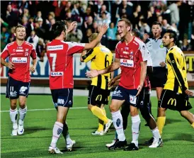  ?? Bild: Daniel Stiller ?? Alexander Mellqvist gillade att göra mål på BK Häcken. Det var mot Hisingslag­et som han gjorde sitt närmast klassiska debutmål i allsvenska­n. Här jublar han efter att ha gjort mål på Häcken i en annan match.