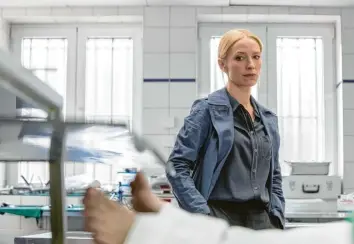  ?? Foto: obs, SAT.1, Felix Holland ?? Bestialisc­he Morde erschütter­n Frankfurt: Sandra Borgmann glänzt als Kommissari­n in der Andreas-franz-verfilmung „Jung, blond, tot – Julia Durant ermittelt“.