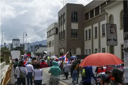  ?? JoSE corDEro ?? En la manifestac­ión del viernes, los quejosos pasaron cantando consignas negacionis­tas y antivacuna­s justo al lado del Hospital San Juan de Dios.