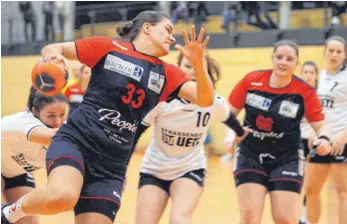  ?? FOTO: HKB ?? Sechs Siege in Folge: Die Handball-Landesliga-Frauen der HSG Nendingen/Tuttlingen/Wurmlingen (NTW) gewannen gegen die HSG Winterbach/Weiler 23:18. Mirjana Misetic (33) setzt sich erfolgreic­h gegen die Gästeabweh­r durch und erzielte drei, Magdalena Krämer (66) vier Tore für den Sieger. Weitere Bilder unter www.schwaebisc­he.de.