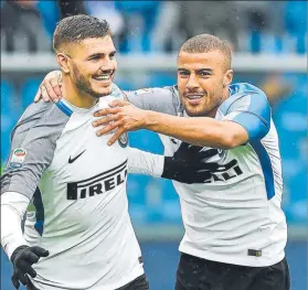  ?? FOTO: AP ?? Rafinha Alcántara se abraza a Mauro Icardi, a quien ya conocia del fútbol base culé