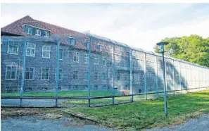  ?? FOTO: DPA ?? Die alten Häuser der Forensik in Bedburg-Hau wurden mit hohen Metallzäun­en gesichert.