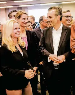  ??  ?? Die Landtagsab­geordnete Angela Erwin (l.) mit CDU-Chef Thomas Jarzombek (r.) am Wahlabend. Ihr Name fällt oft bei Spekulatio­nen zur OB-Kandidatur.