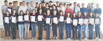  ??  ?? Institut Sinaran A Level Programme lecturers and students with their A Level results.