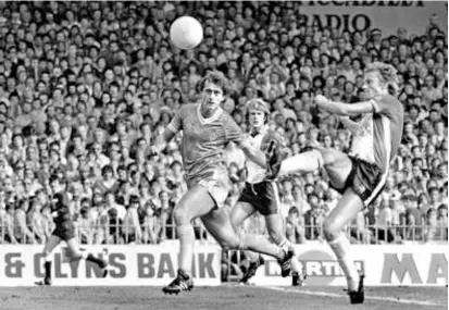  ?? PA VIA AP ?? Mr. Francis (center) during a match in 1981.