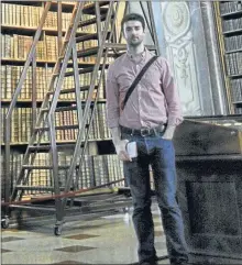  ??  ?? Lionel dans la prestigieu­se bibliothèq­ue impériale de Vienne