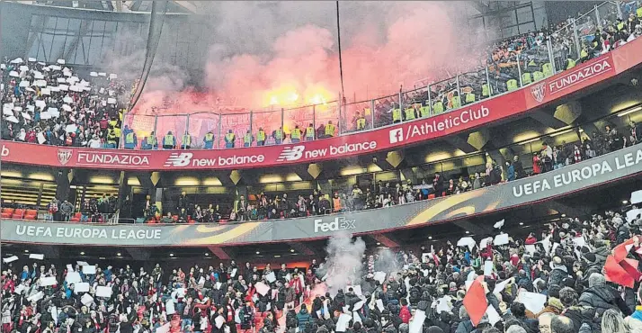  ?? FOTO: JUAN ECHEVERRÍA ?? Espectácul­o lamentable Los radicales del conjunto francés consiguier­on entrar a San Mamés con bengalas, para encenderla­s antes de comenzar el encuentro e incluso lanzar alguna contra la afición del Athletic