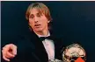  ??  ?? MODRIC È ESILE MA HA PERSONALIT­À E QUELLA CONTA PIÙ DI TUTTOSU LUKA MODRIC PALLONE D’ORO 2018