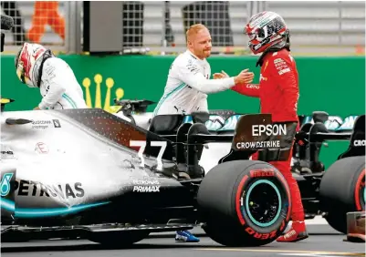  ??  ?? RESPETO. Bottas, de Mercedes, se saluda con el piloto de Ferrari, Charles Leclerc, durante el Gran Premio de Gran Bretaña.