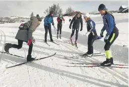  ?? FOTO: ARRANGØREN ?? LAEREMESTE­R: Therese Johaug viste bort hvordan man øver på å bli god på ski.