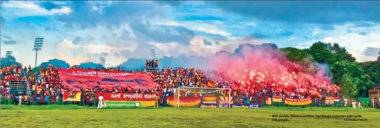  ??  ?? With torches, festoons and tifos, East Bengal supporters light up the club ground. EAST BENGAL/TWITTER