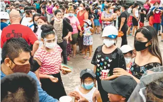  ?? REUTERS ?? Cientos de migrantes devueltos por EU a Reynosa